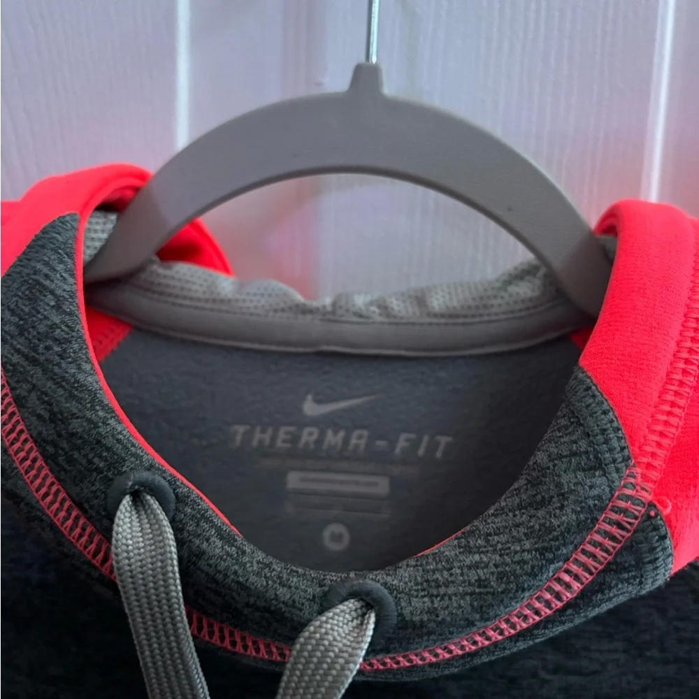 women’s medium pink‎ and gray nike therma-fit hoodie